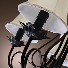 Traditioneller klassischer Kronleuchter aus antikem Messing