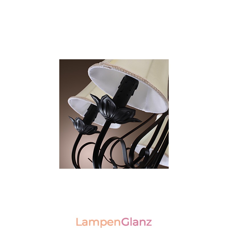 Traditioneller klassischer Kronleuchter aus antikem Messing