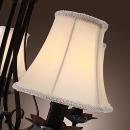 Traditioneller klassischer Kronleuchter aus antikem Messing