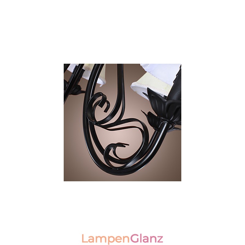 Traditioneller klassischer Kronleuchter aus antikem Messing