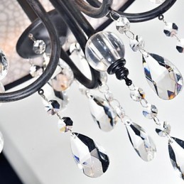 Traditioneller klassischer Kronleuchter aus Metall mit Kristallmalerei