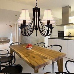 Traditioneller klassischer Kronleuchter aus antikem Messing