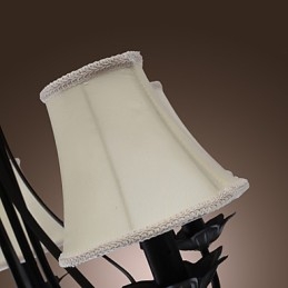 Traditioneller klassischer Kronleuchter aus antikem Messing