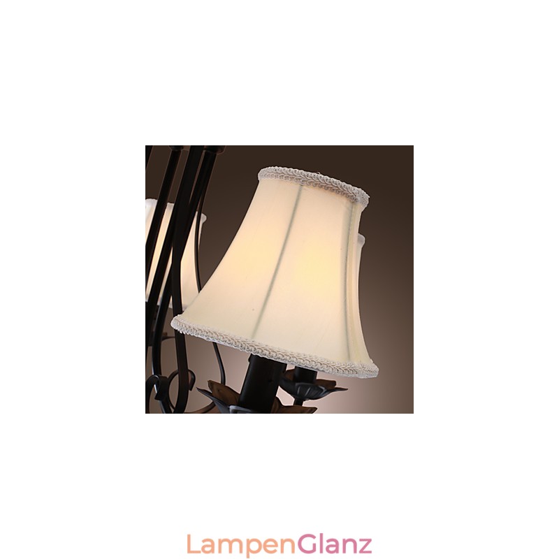 Traditioneller klassischer Kronleuchter aus antikem Messing