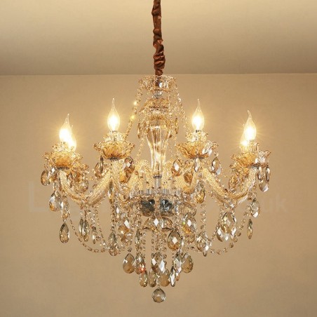 Eleganter Kronleuchter mit 8 Kerzen und Kristallen in Cognac-Farbe Eleganter Kronleuchter mit 8 Kerzen und Kristallen in Cognac-Farbe