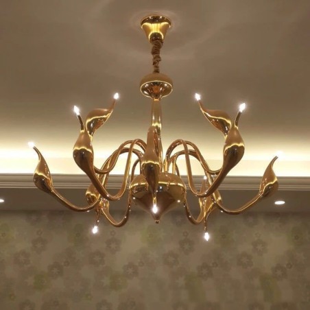12-flammige moderne Pendelleuchte aus goldfarbenem Metall im Schwanenstil 12-flammige moderne Pendelleuchte aus goldfarbenem Metall im Schwanenstil