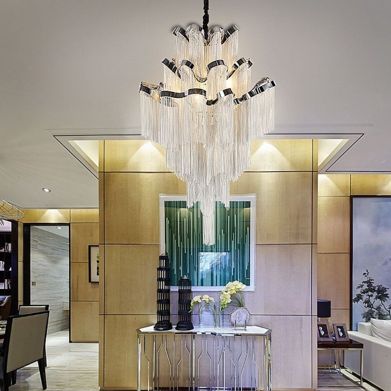 Moderne, elegante Pendelleuchte mit Quaste