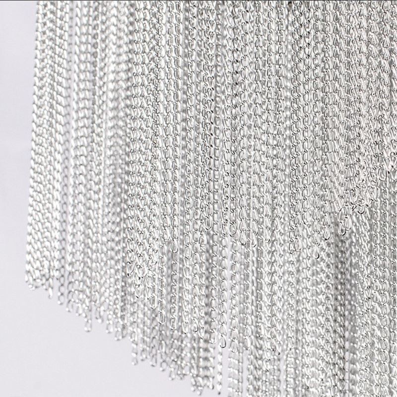 Moderne, elegante Pendelleuchte mit Quaste