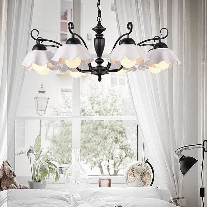Nordische Pendelleuchte aus Eisen in Blumenform mit Glasschirm
