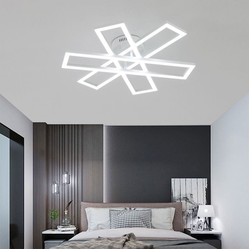 Minimalistische Deckenleuchte mit Windmühlenmotiv aus Aluminium