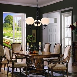 Traditioneller klassischer Kronleuchter aus Bronze im Kerzenstil