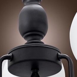 Traditioneller klassischer Kronleuchter aus Bronze im Kerzenstil