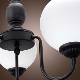 Traditioneller klassischer Kronleuchter aus Bronze im Kerzenstil