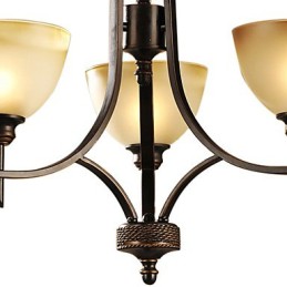 Eleganter Kronleuchter mit 3 Lichtern in warmem Licht