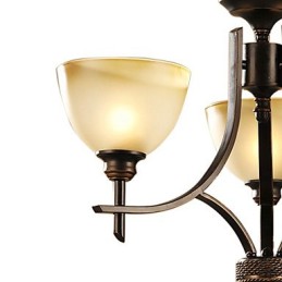 Eleganter Kronleuchter mit 3 Lichtern in warmem Licht