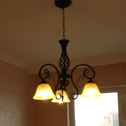 Rustikaler Kronleuchter aus Metall in Lodge-Malerei