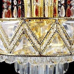 Traditioneller klassischer Kronleuchter aus Metall mit Kristallmalerei