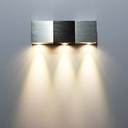 Moderne Wandleuchte mit Streulicht, rechteckiger Aluminiumkörper