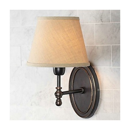 Ländliche nordische Wandlampe im Stil der alten Traditionen mit warmem Stoffbezug Ländliche nordische Wandlampe im Stil der alten Traditionen mit warmem Stoffbezug