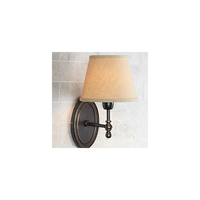 Ländliche nordische Wandlampe im Stil der alten Traditionen mit warmem Stoffbezug