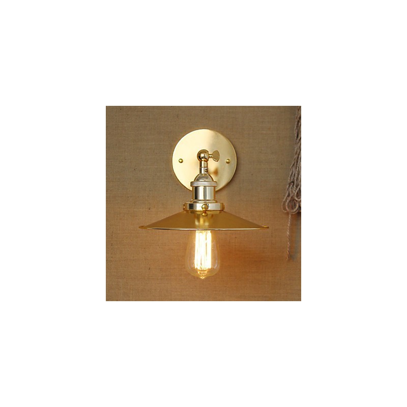 Minimalistische Villa im Industriestil mit nostalgischem goldenem Regenschirm vor der dekorierten Wand des Kirchengangs