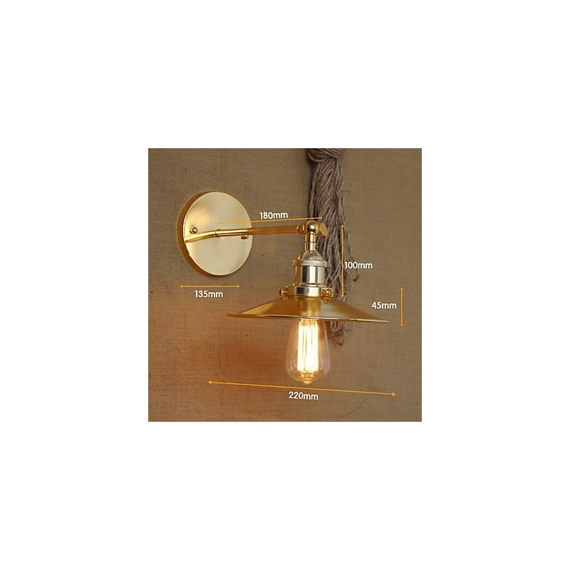 Minimalistische Villa im Industriestil mit nostalgischem goldenem Regenschirm vor der dekorierten Wand des Kirchengangs