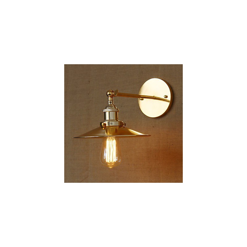Minimalistische Villa im Industriestil mit nostalgischem goldenem Regenschirm vor der dekorierten Wand des Kirchengangs