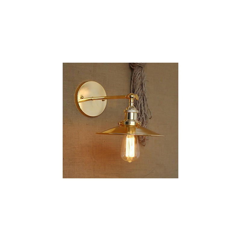 Minimalistische Villa im Industriestil mit nostalgischem goldenem Regenschirm vor der dekorierten Wand des Kirchengangs