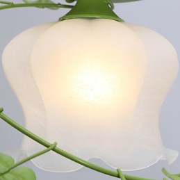 Valentinstag: Die Blumen und Pflanzen des Rosengartens absorbieren das Licht der Kuppel