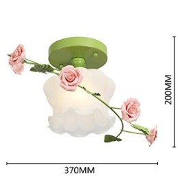 Valentinstag: Die Blumen und Pflanzen des Rosengartens absorbieren das Licht der Kuppel