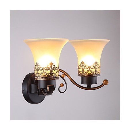 Doppelkopf-Wandlampe aus amerikanischem Landhausstil im Vintage-Stil aus Metall mit Glas für die Kantine, das Wohnzimmer, den Eingangsbereich und das Foyer. Doppelkopf-Wandlampe aus amerikanischem Landhausstil im Vintage-Stil aus Metall mit Glas für die Kantine, das Wohnzimmer, den Eingangsbereich und das Foyer.