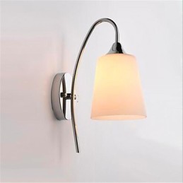Moderne minimalistische Wandleuchte aus Glas für den Nachttisch im Hotelzimmer