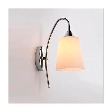Moderne minimalistische Wandleuchte aus Glas für den Nachttisch im Hotelzimmer Moderne minimalistische Wandleuchte aus Glas für den Nachttisch im Hotelzimmer