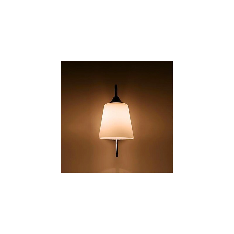 Moderne minimalistische Wandleuchte aus Glas für den Nachttisch im Hotelzimmer