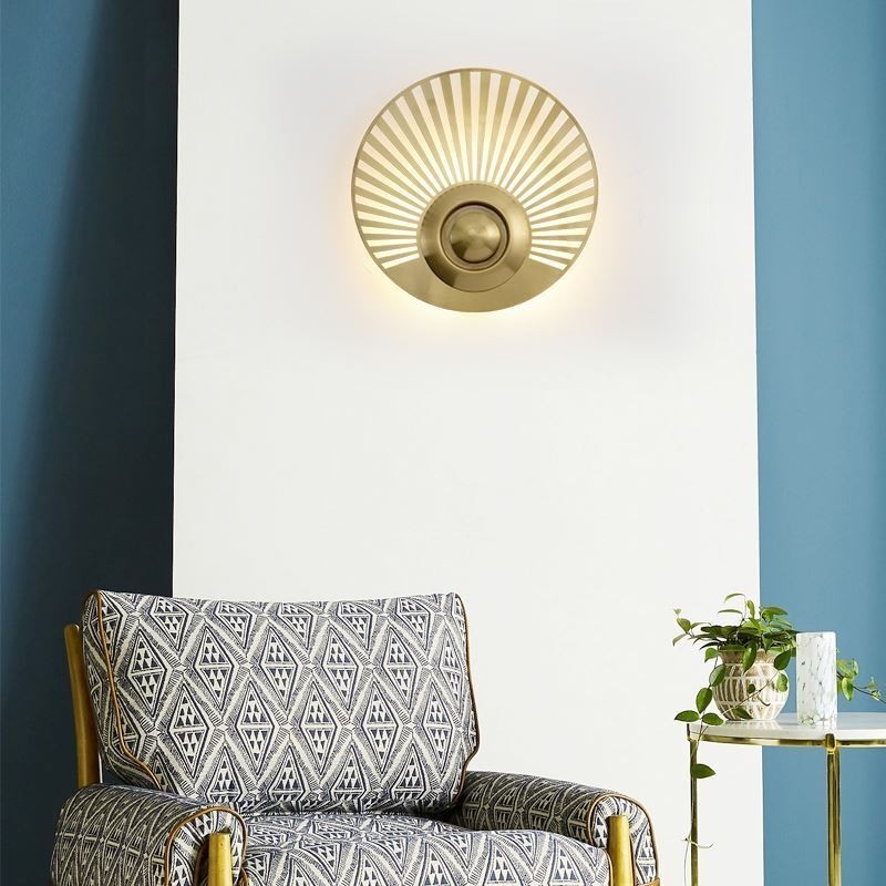 Nordische Messing-Wandlampe, ausgehöhlte runde Form, Wandleuchte