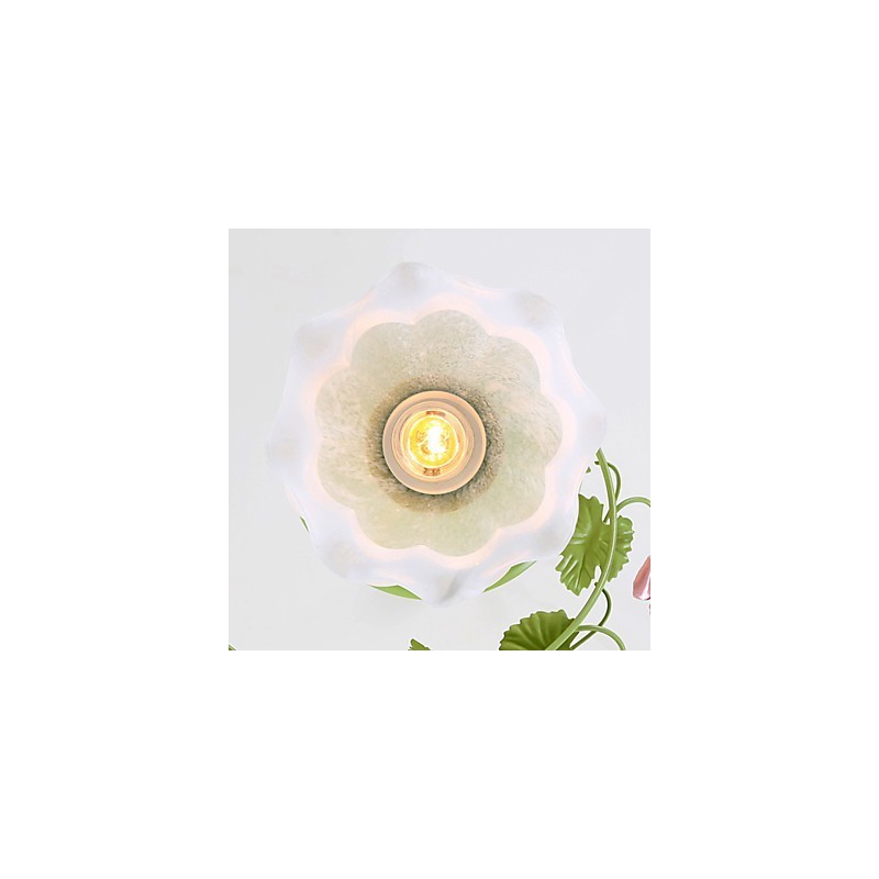 Valentinstag: Die Blumen und Pflanzen des Rosengartens absorbieren das Licht der Kuppel